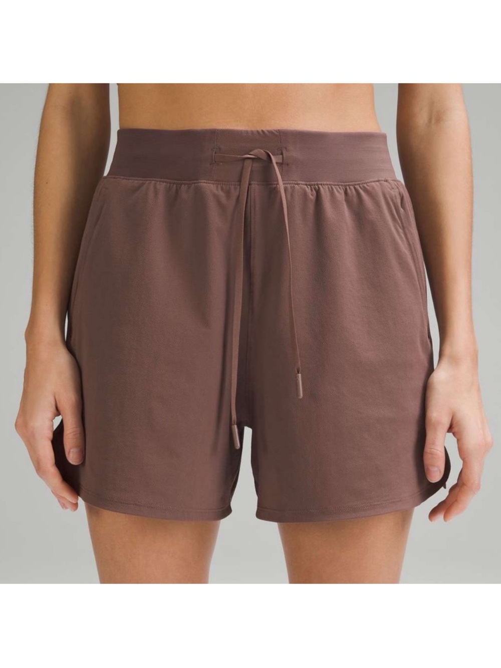 Lululemon License to Train High-Rise Short 4"
Dark Oxide Like New! Size 4